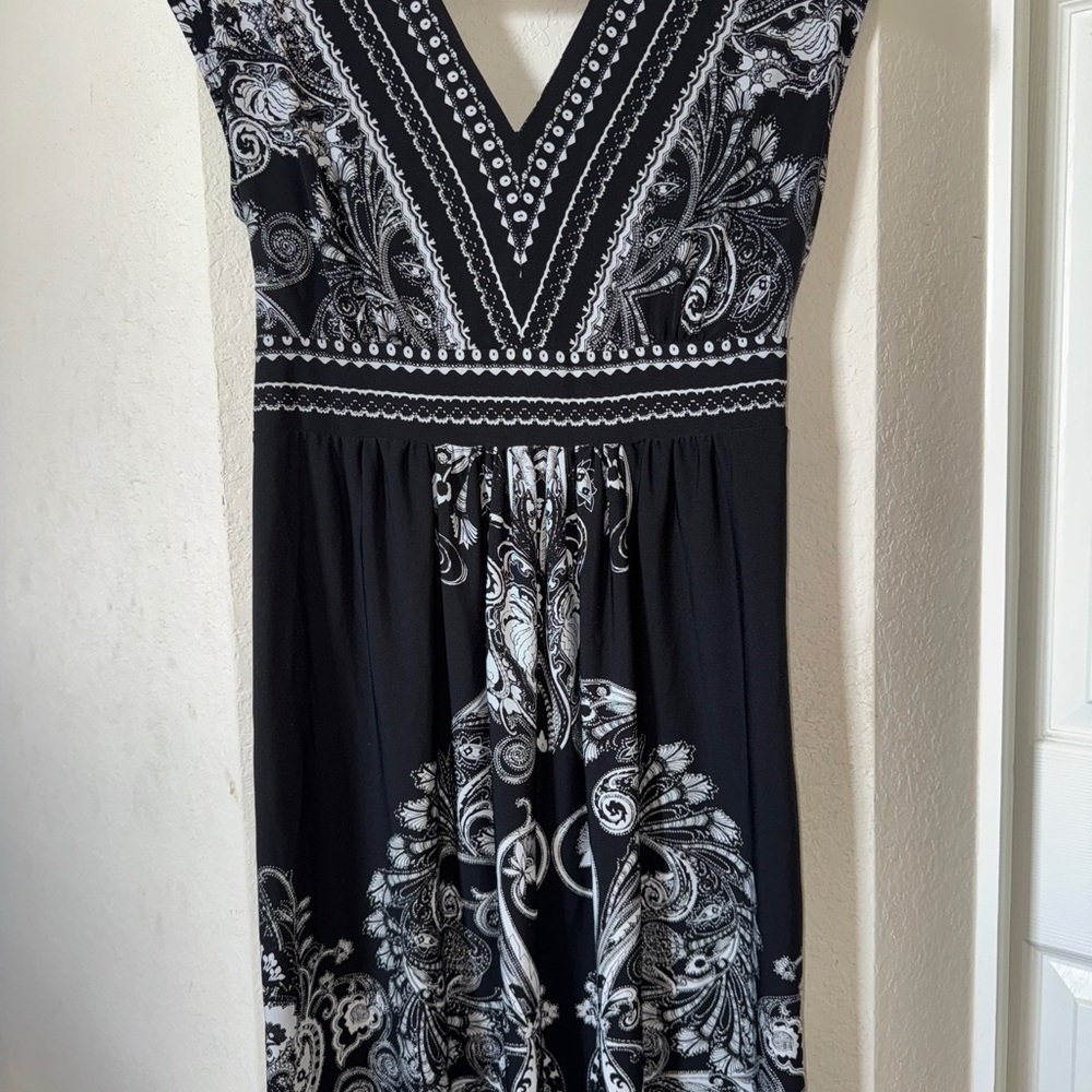 Kiara Black and White Sleeveless V-Neck Maxi Dress